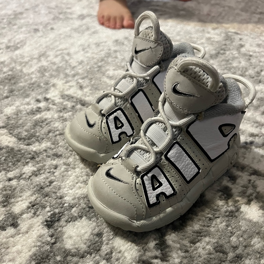 7c toddler Nike sneakers